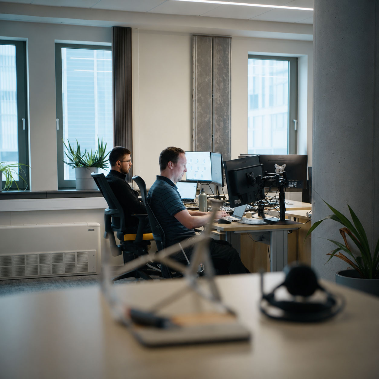 Tigra Entwicklerteam bei der Systemarchitekturplanung im modernen Büro